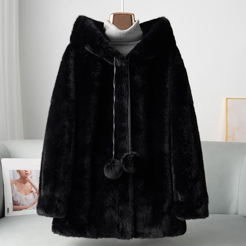 Stilla | Faux-Fur-Hoodie med Pom-Detaljer