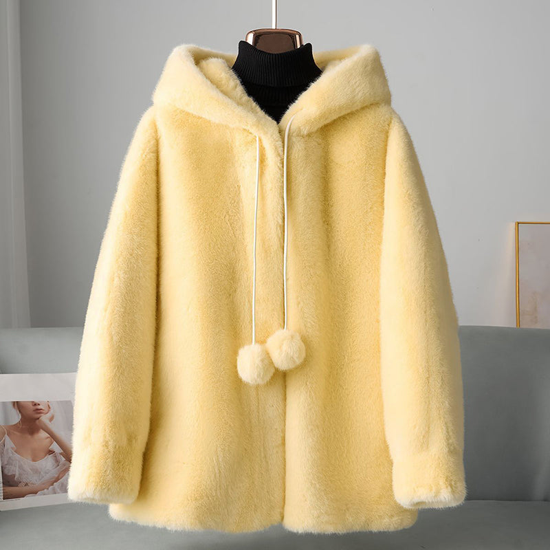 Stilla | Faux-Fur-Hoodie med Pom-Detaljer