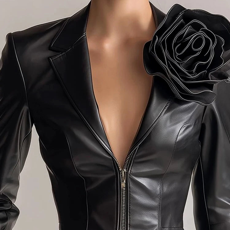 Stilla | Slim-Fit Kunstlæderjakke med 3D-Blomsteraccent