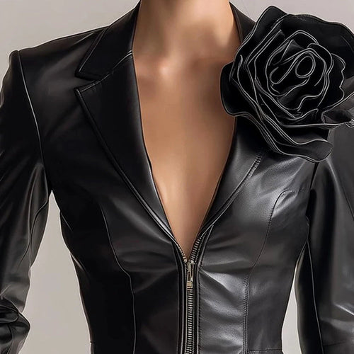 Stilla | Slim-Fit Kunstlæderjakke med 3D-Blomsteraccent