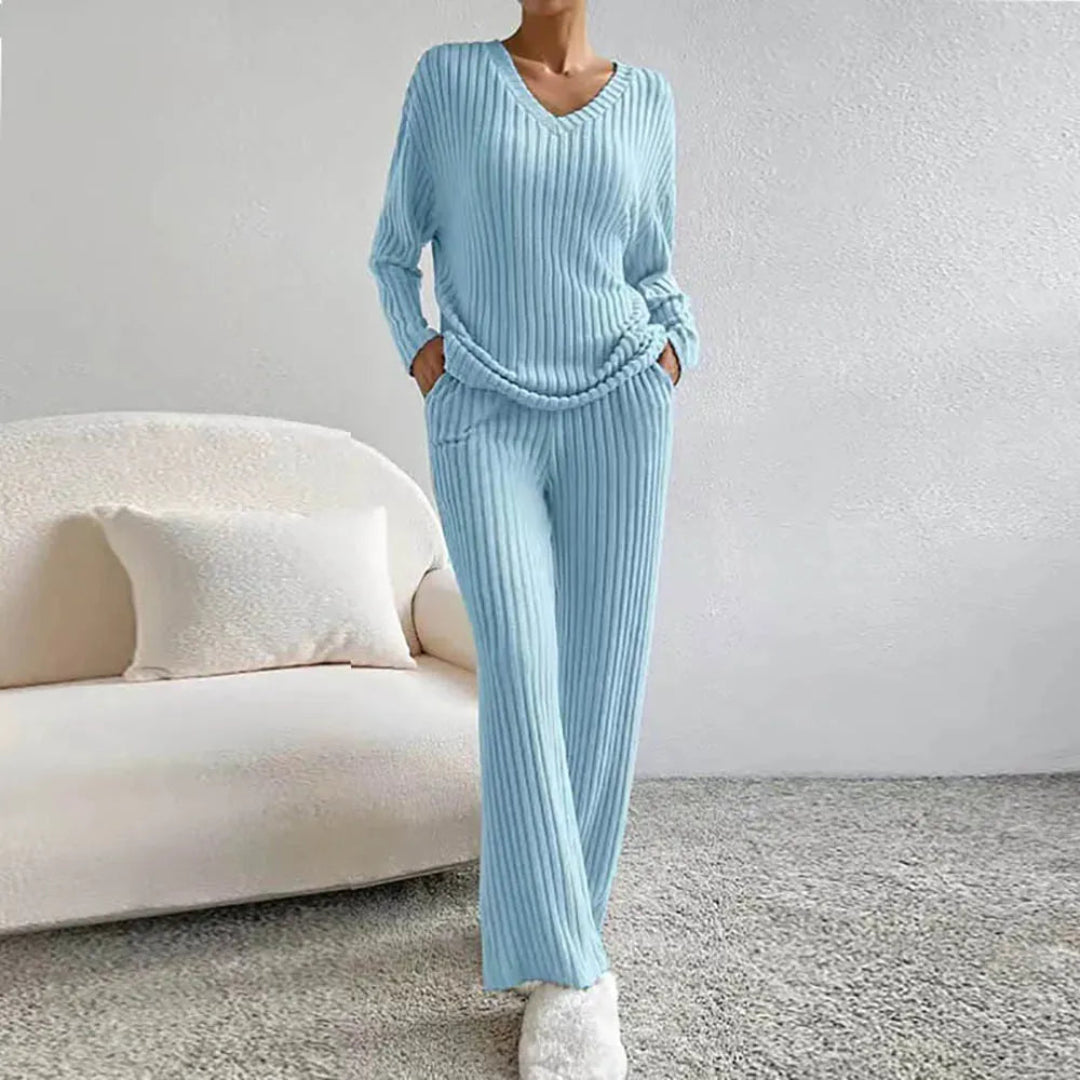 Stilla | Loungewear-Sæt I Bomuldsblanding med V-Hals og Brede Bukser
