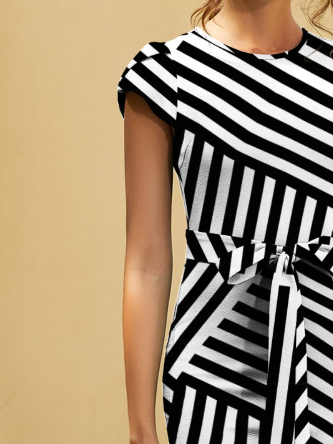 Stilla | Tied Striped Rund Hals Cap Ærme Kjole