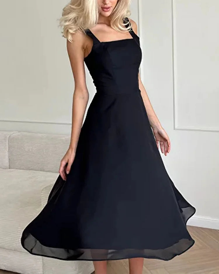 Stilla | Elegante Kjole Af Chiffon Med Firkantet Udsparing Og Ensfarvet