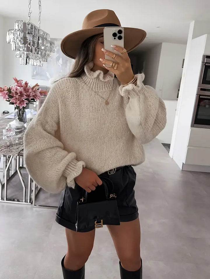 Stilla | Pullover med Ståkrave og Volanger