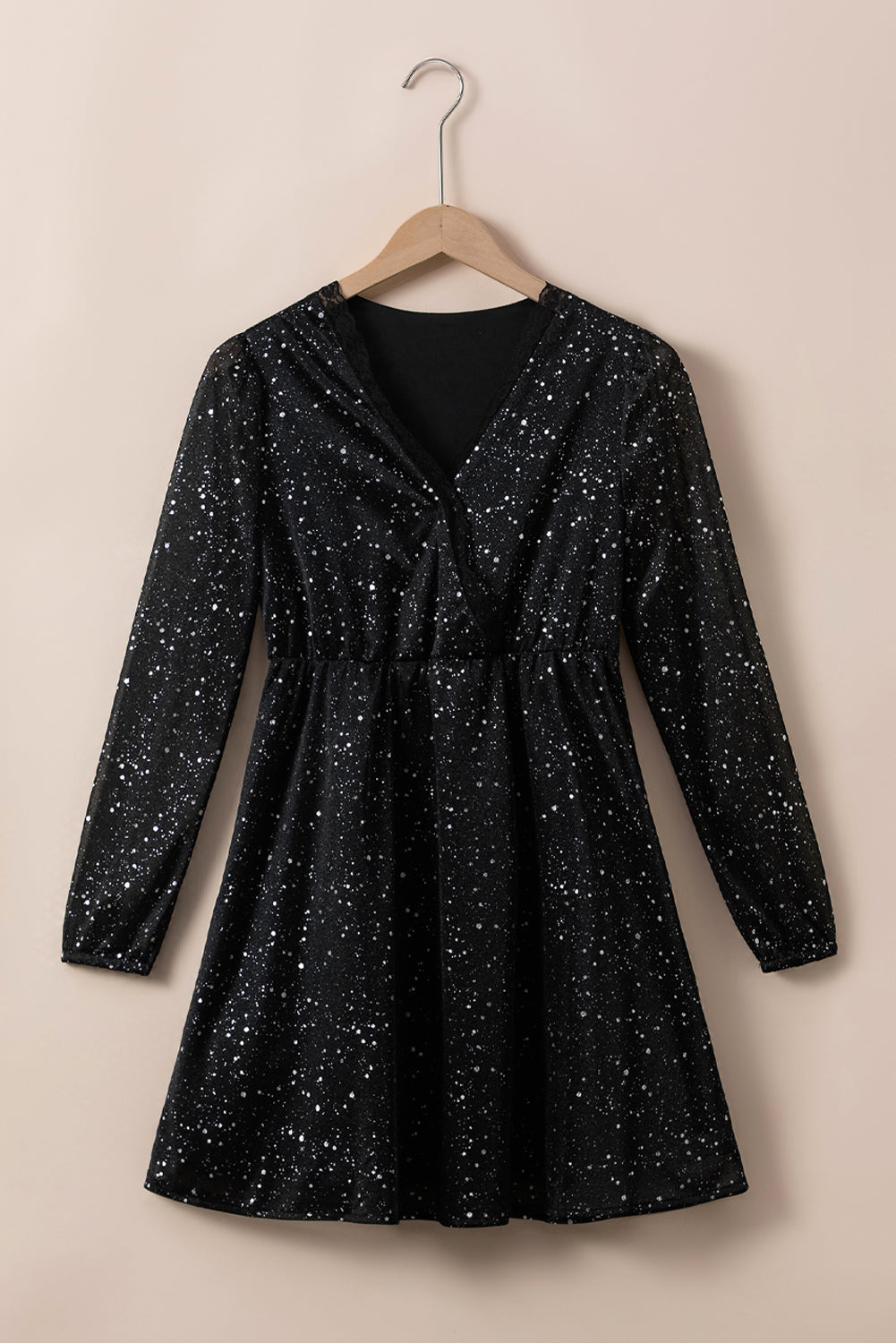 Stilla | Elegant sort glitrende kjole med mesh sene