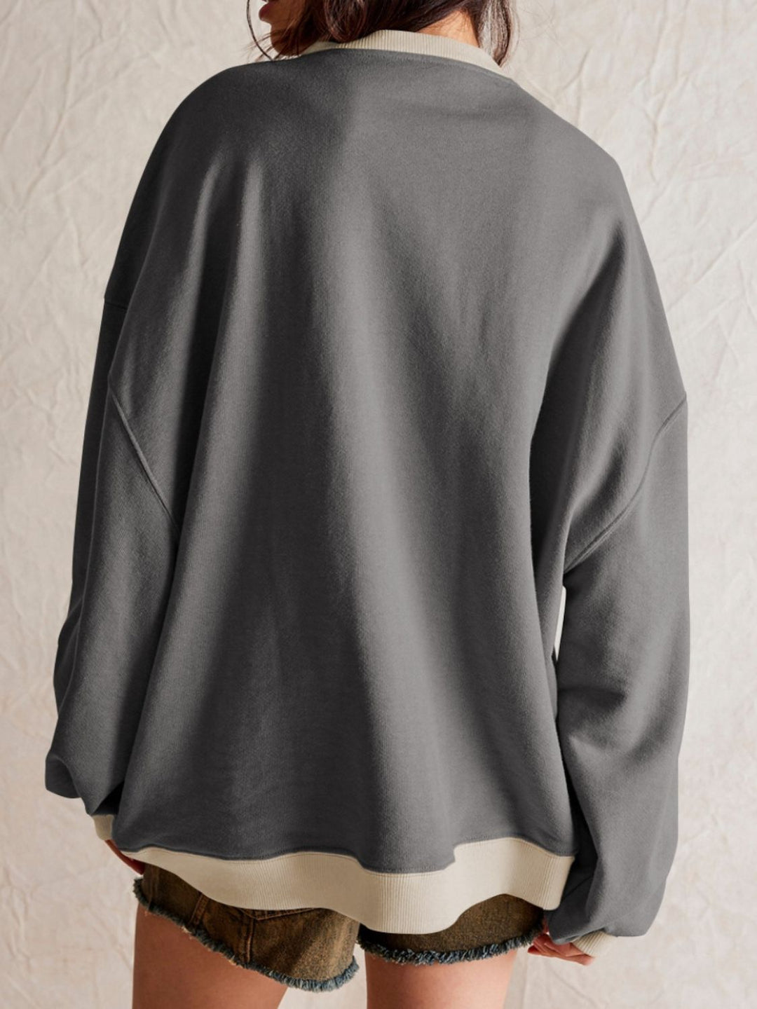 Stilla | Sweatshirt Med Kontrastfarvede Lange Ærmer og Nedfaldende Skuldre