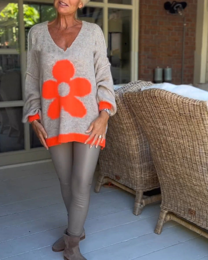 Stilla | V-udskæring og blomsterdesign