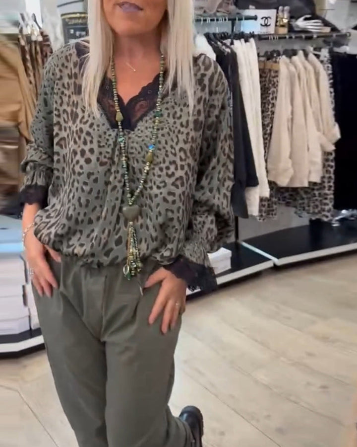 Stilla | Bluse med leopardmønster og V-udskæring samt patchwork-spids
