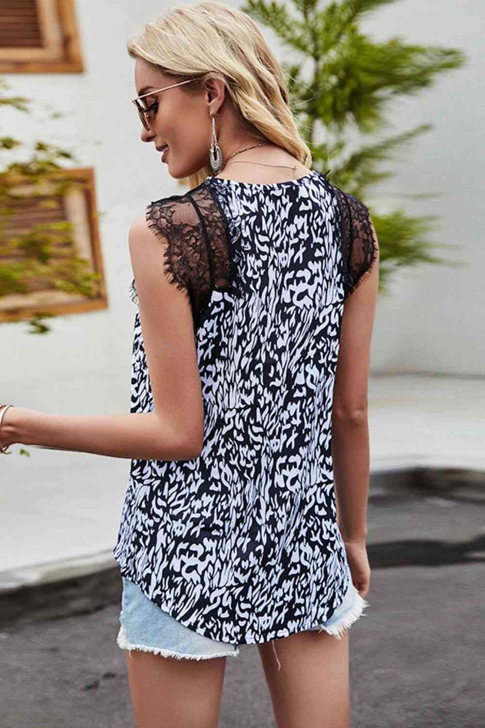 Stilla | Splittet Blonde Scalloped Tank