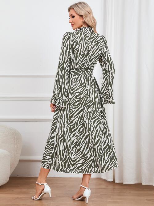 Stilla | Print Bindefront Ruffle Trim Kjole
