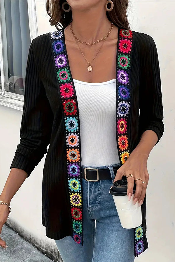 Stilla | Boho Strik Cardigan med Blomsterdetalje og Lange Ærmer