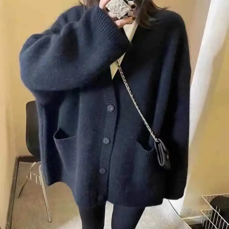 Stilla | Elegant Cardigan med Knapstolpe