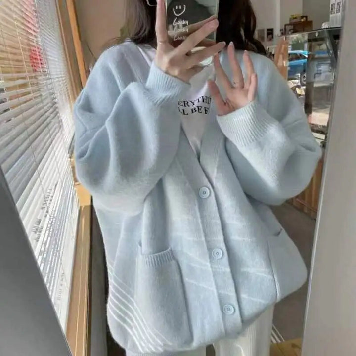 Stilla | Elegant Cardigan med Knapstolpe