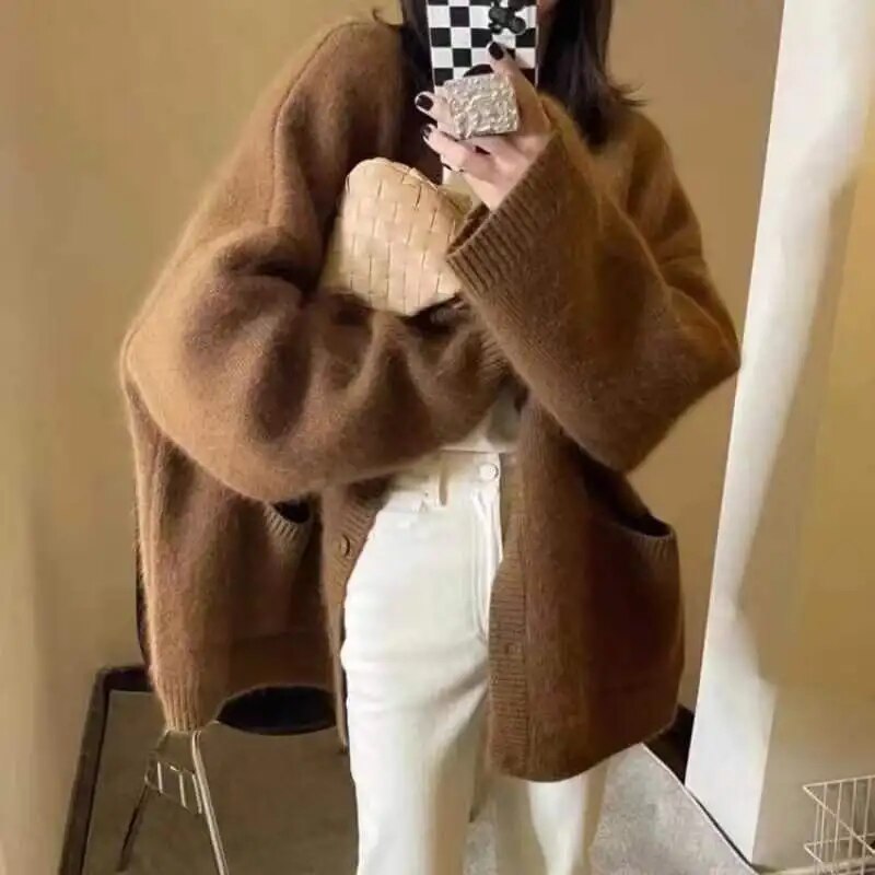 Stilla | Elegant Cardigan med Knapstolpe