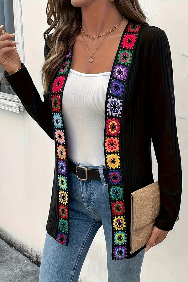 Stilla | Boho Strik Cardigan med Blomsterdetalje og Lange Ærmer
