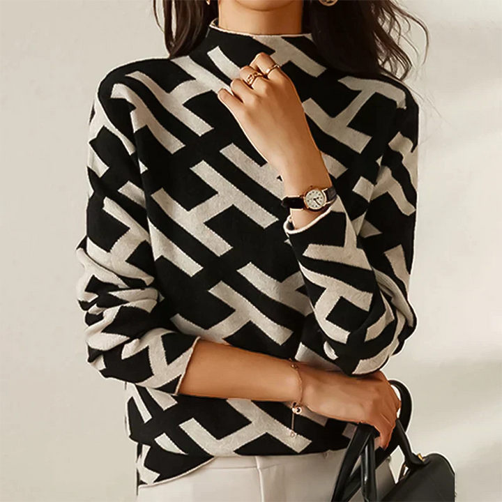 Stilla | Klassisk sweater med monogram rullekrave