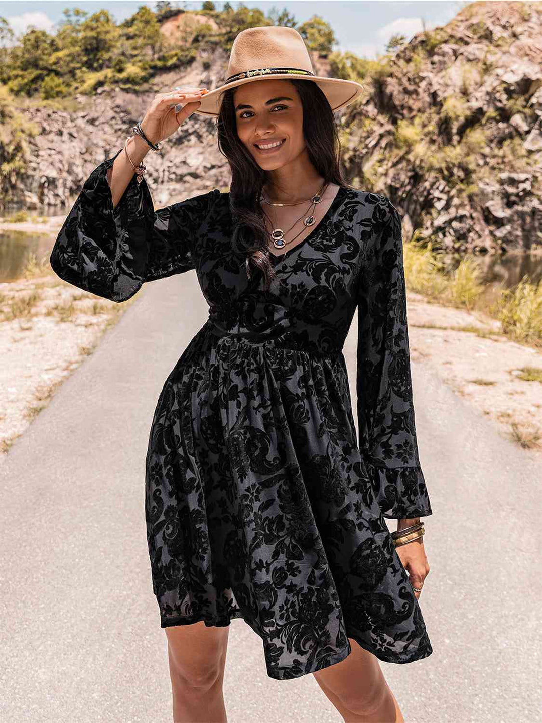 Stilla | V-hals Flare Ærme Mini Kjole