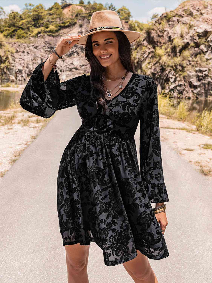 Stilla | V-hals Flare Ærme Mini Kjole