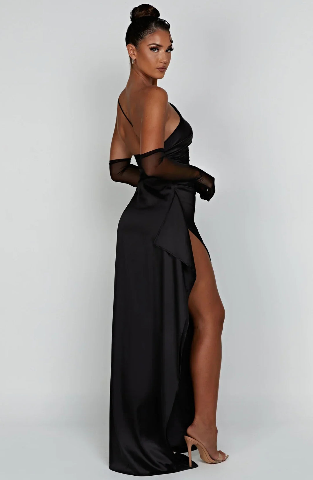 Stilla | One Shoulder Plisseret Split Satin Kjole