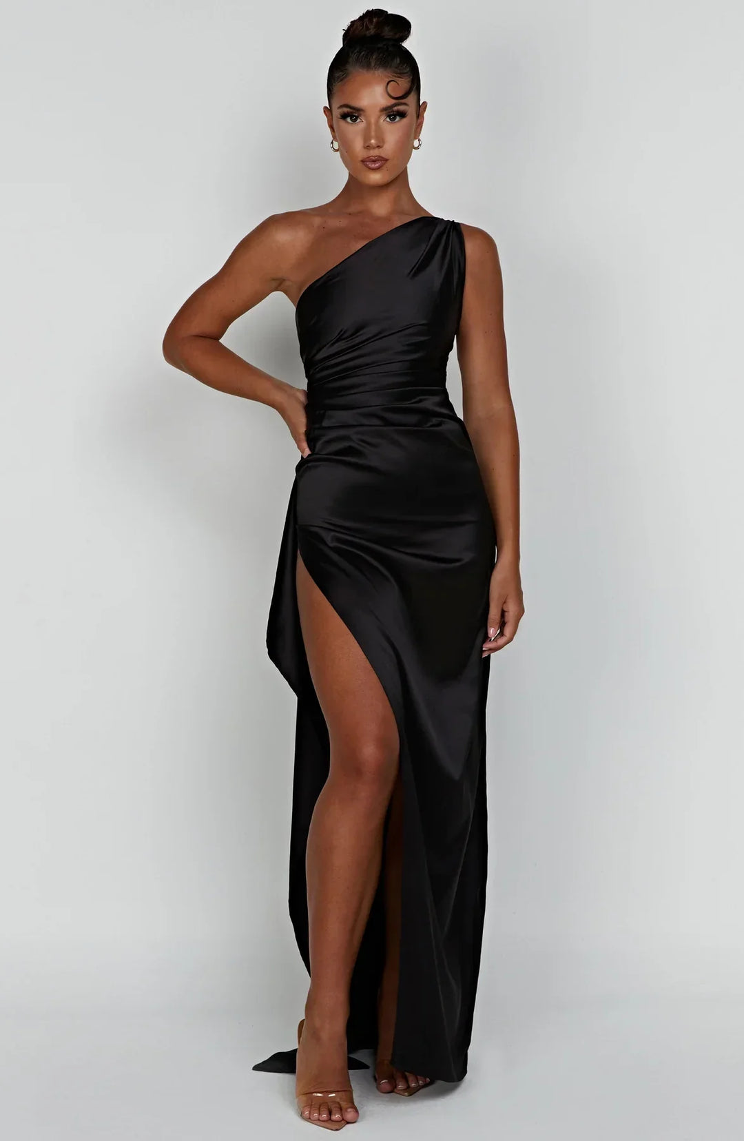 Stilla | One Shoulder Plisseret Split Satin Kjole