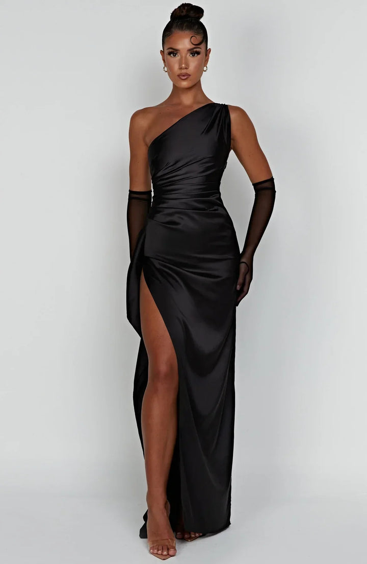 Stilla | One Shoulder Plisseret Split Satin Kjole