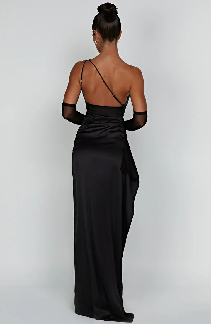 Stilla | One Shoulder Plisseret Split Satin Kjole