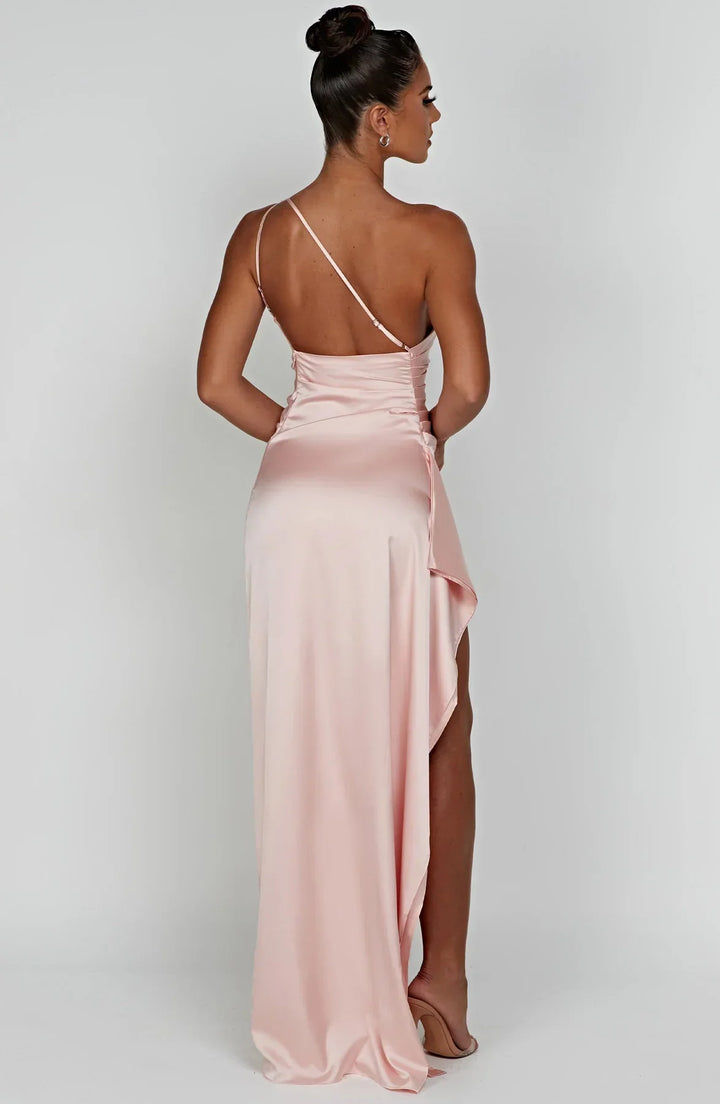 Stilla | One Shoulder Plisseret Split Satin Kjole