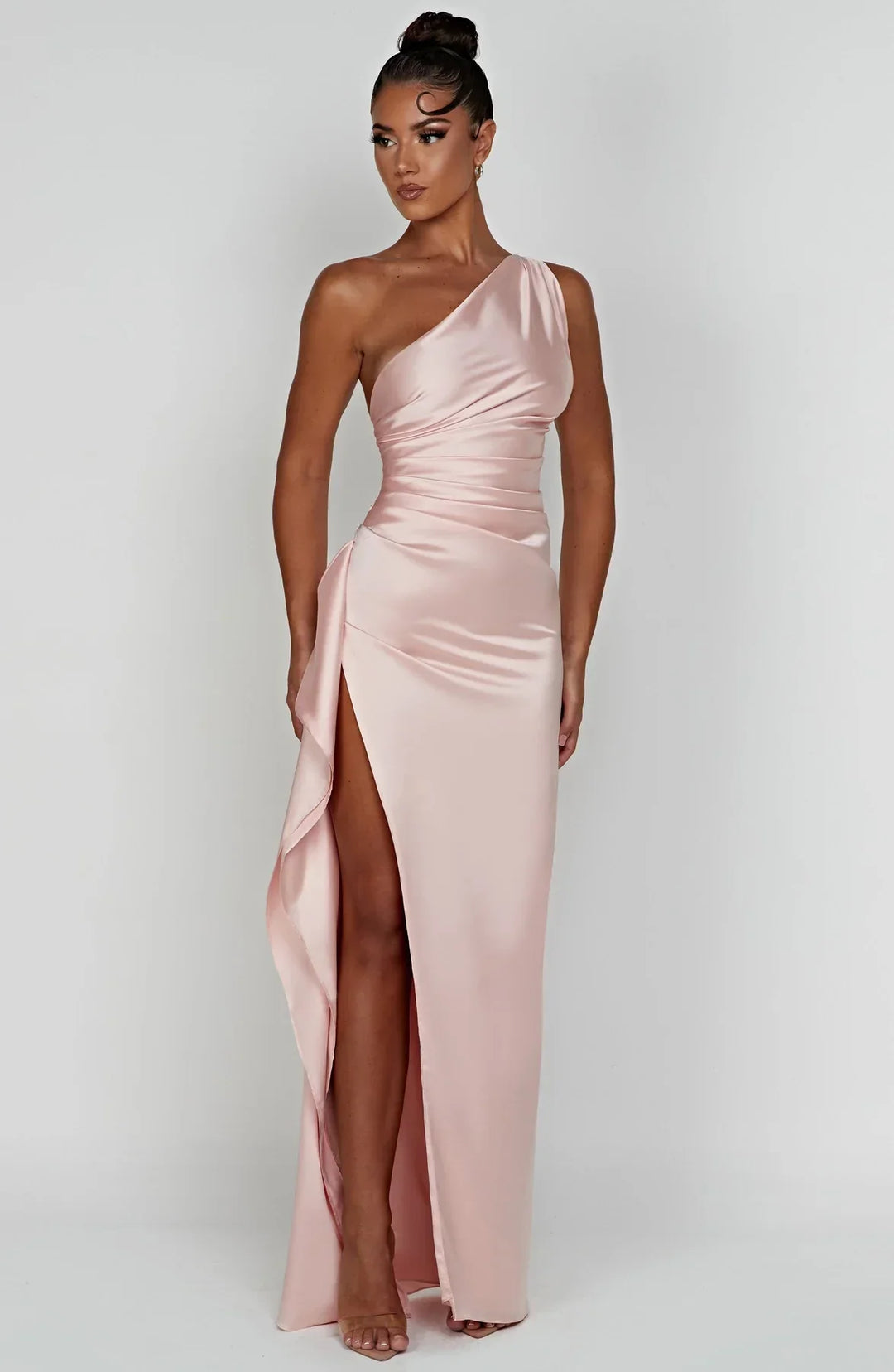 Stilla | One Shoulder Plisseret Split Satin Kjole