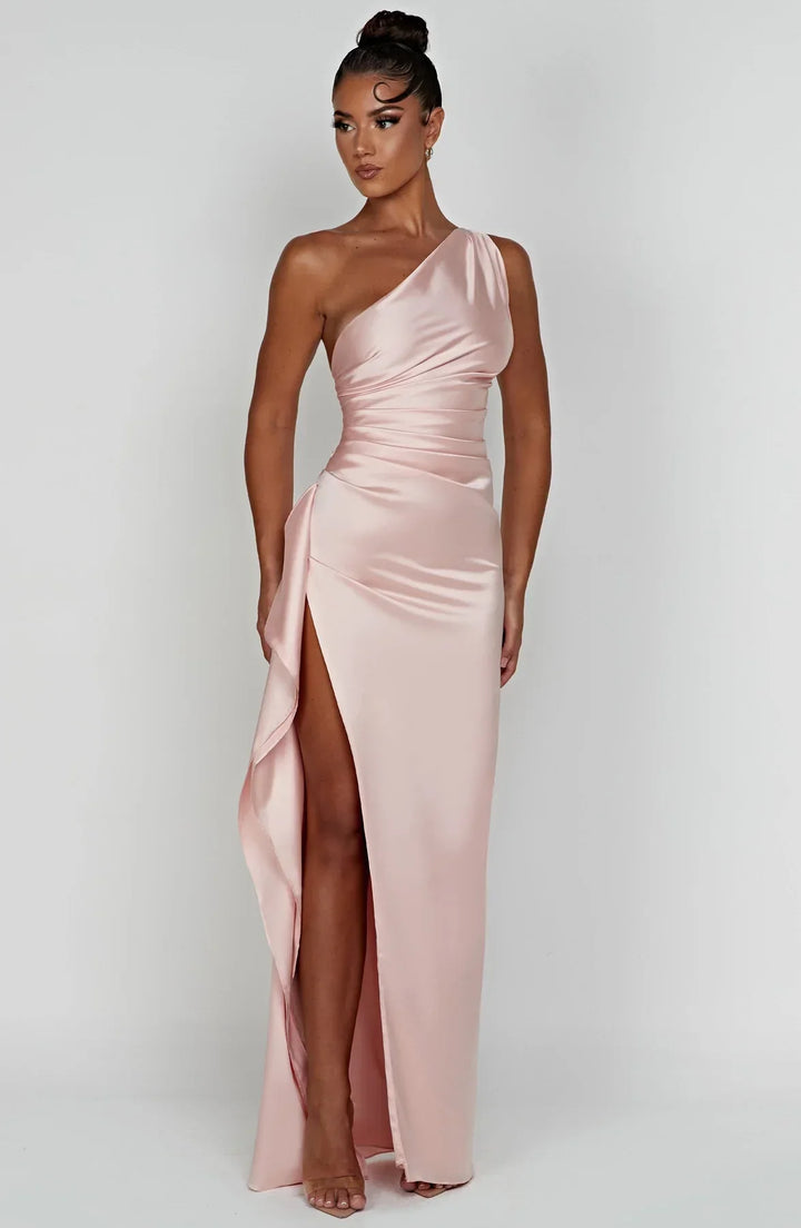 Stilla | One Shoulder Plisseret Split Satin Kjole