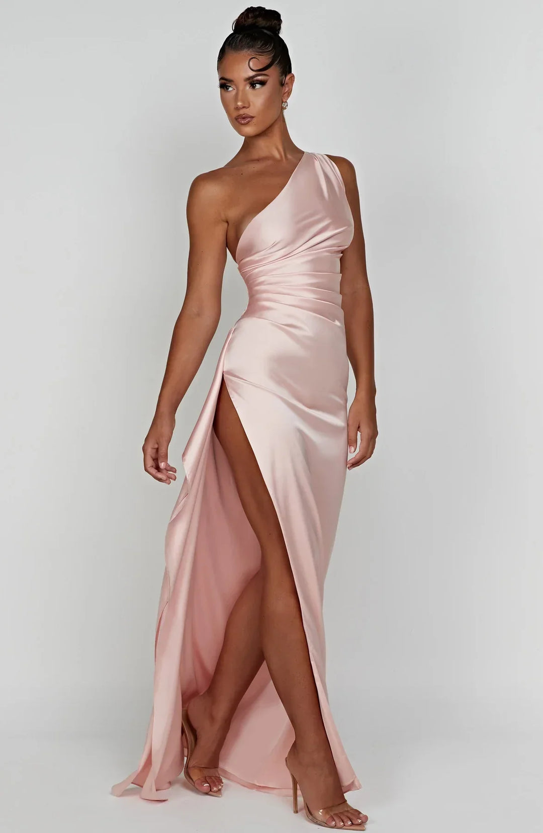 Stilla | One Shoulder Plisseret Split Satin Kjole