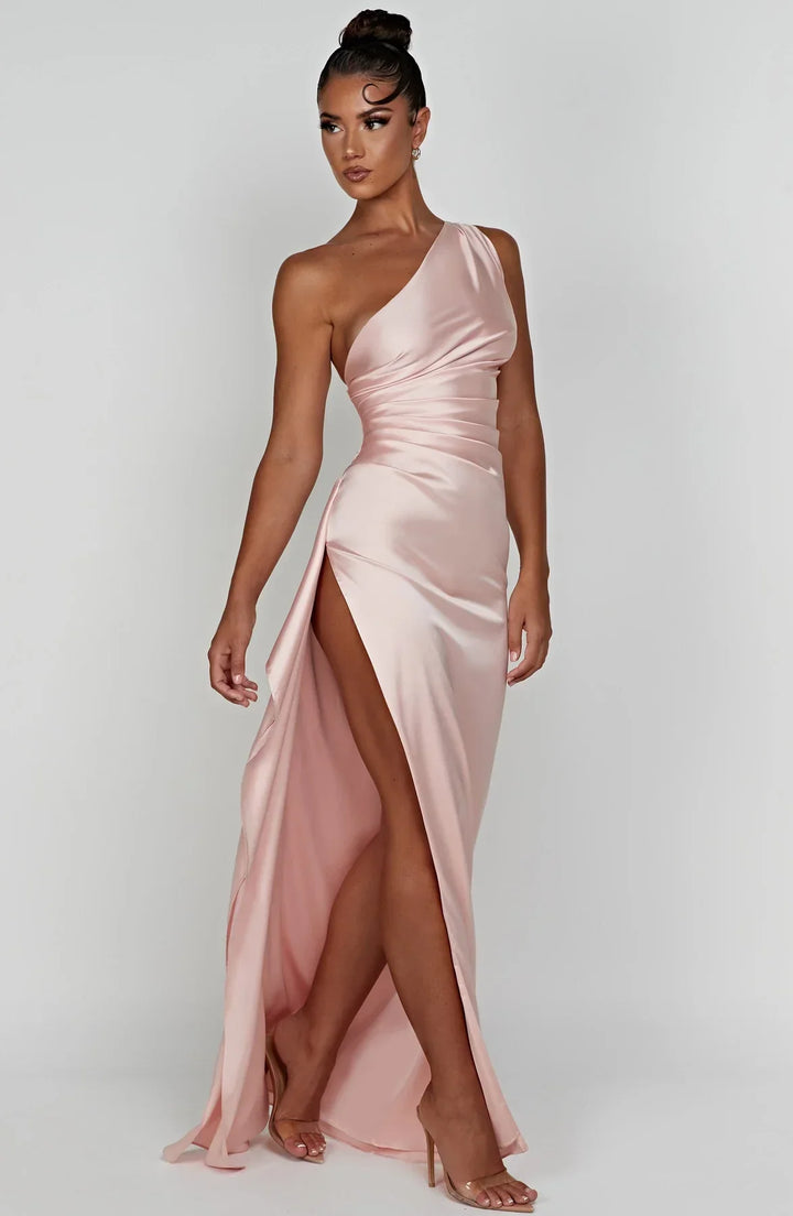 Stilla | One Shoulder Plisseret Split Satin Kjole