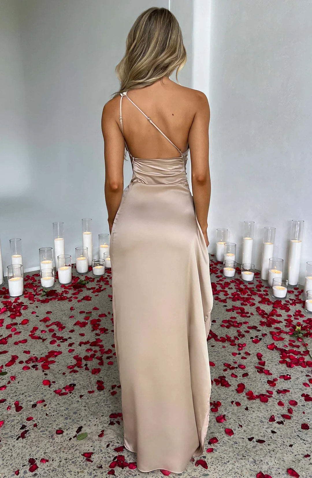 Stilla | One Shoulder Plisseret Split Satin Kjole