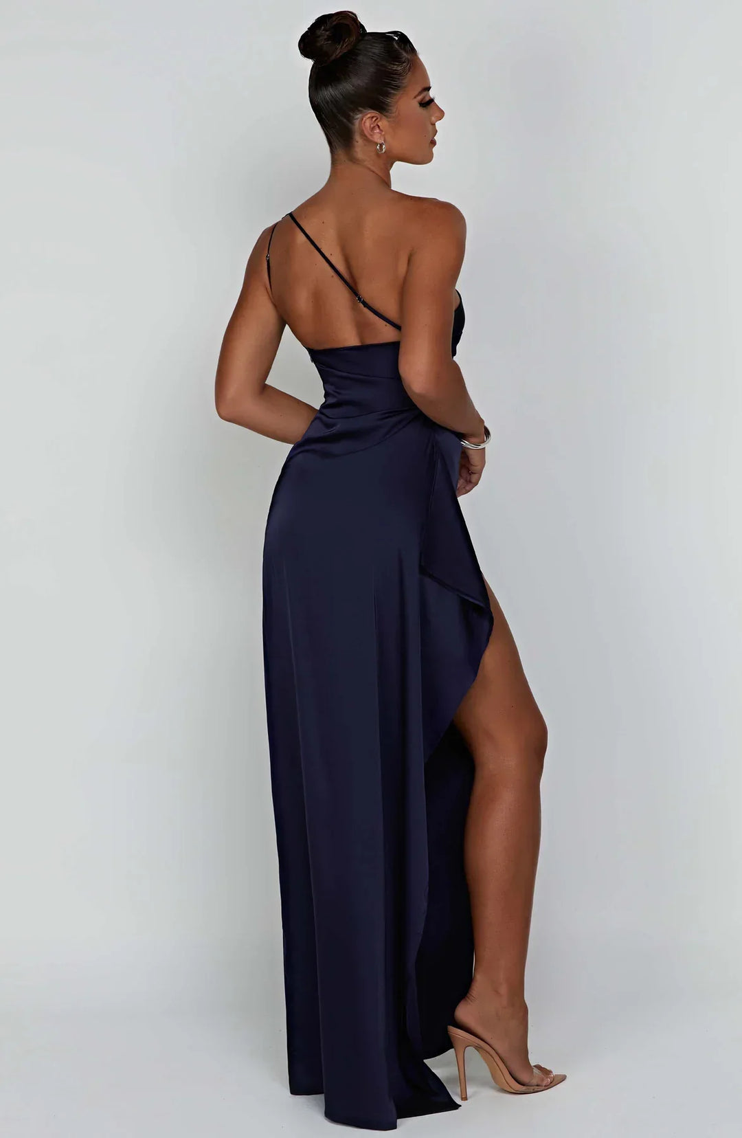 Stilla | One Shoulder Plisseret Split Satin Kjole