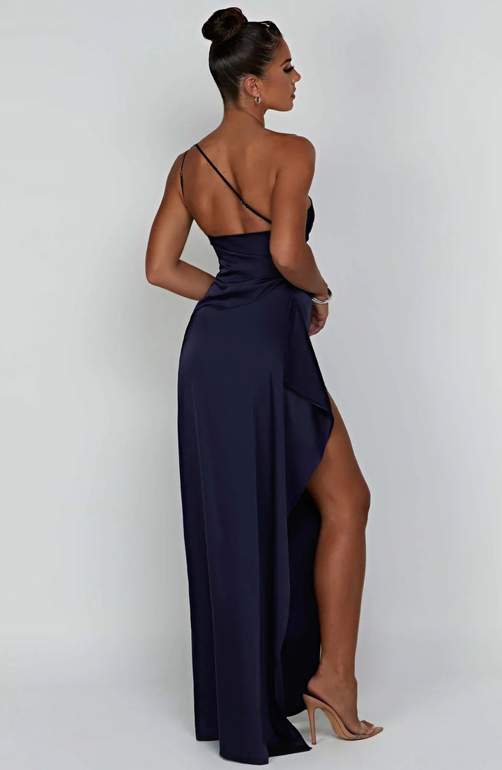 Stilla | One Shoulder Plisseret Split Satin Kjole
