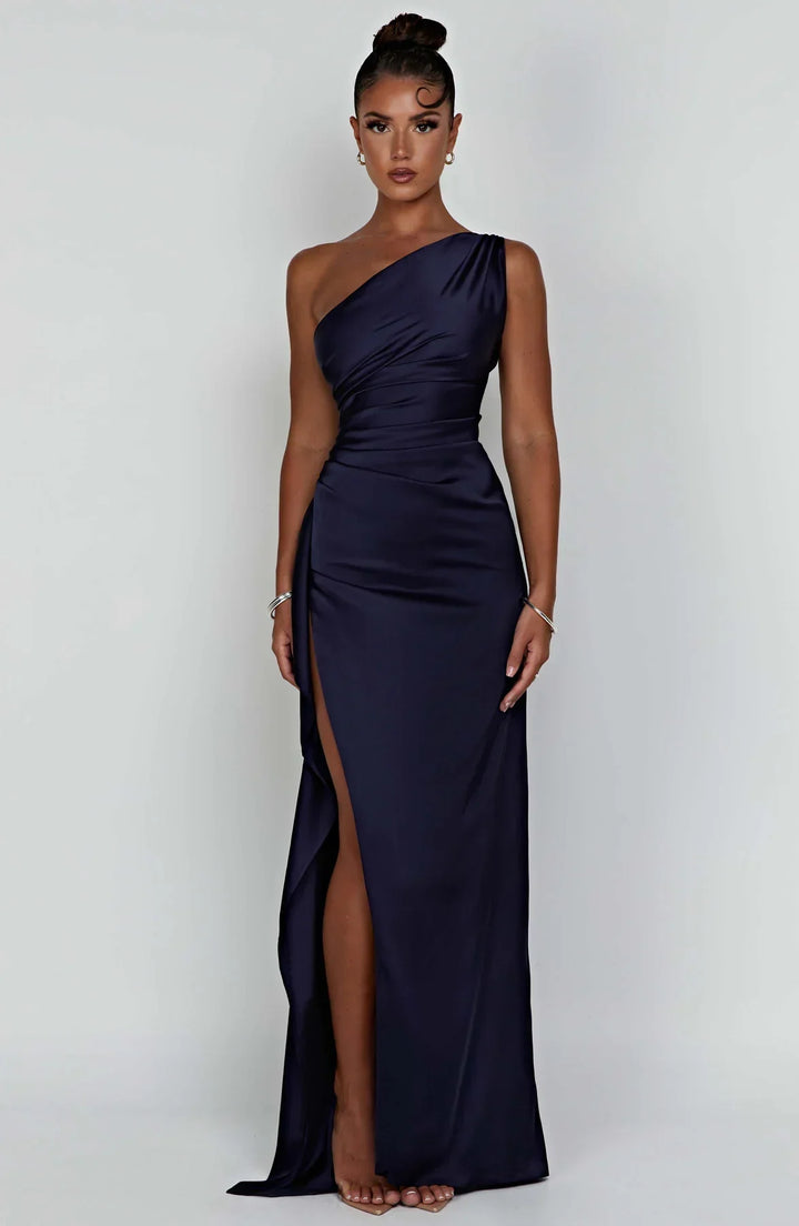 Stilla | One Shoulder Plisseret Split Satin Kjole