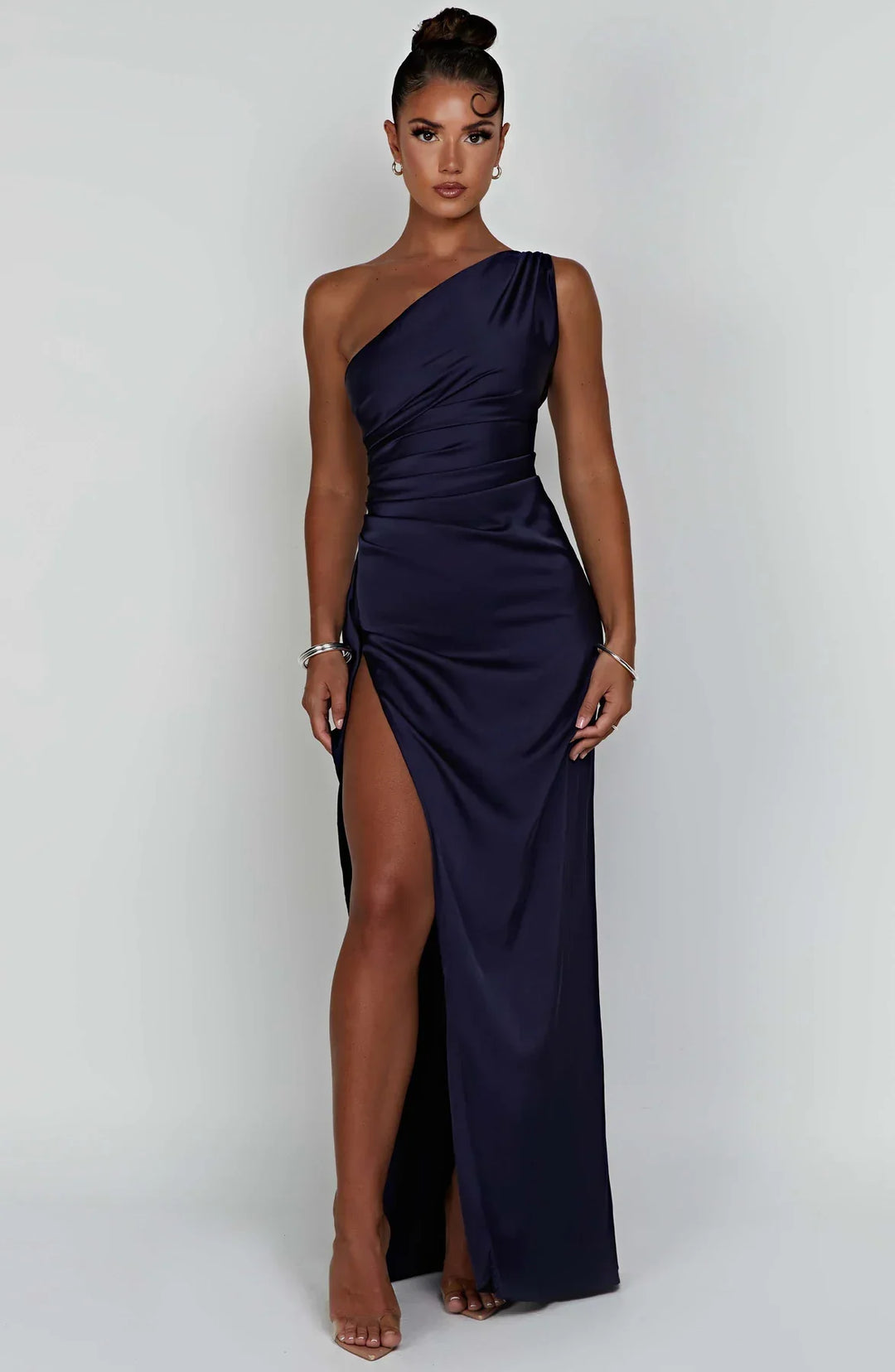 Stilla | One Shoulder Plisseret Split Satin Kjole