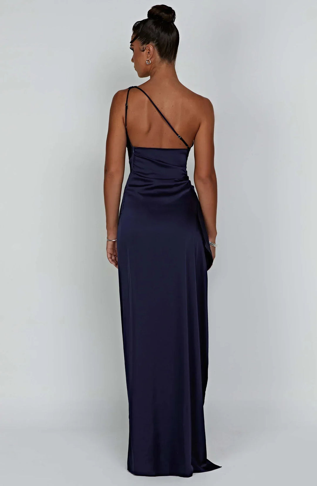 Stilla | One Shoulder Plisseret Split Satin Kjole