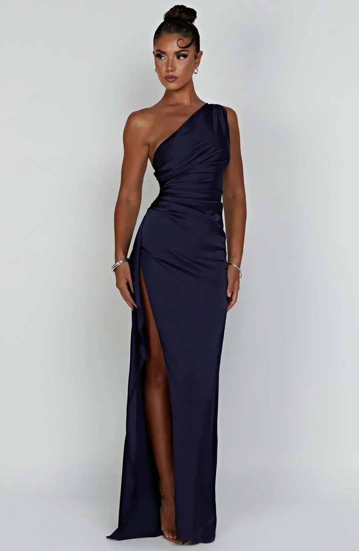Stilla | One Shoulder Plisseret Split Satin Kjole