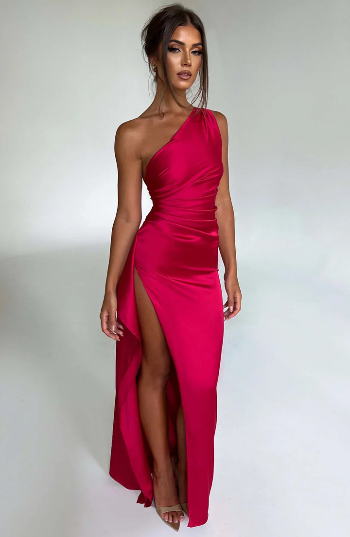 Stilla | One Shoulder Plisseret Split Satin Kjole