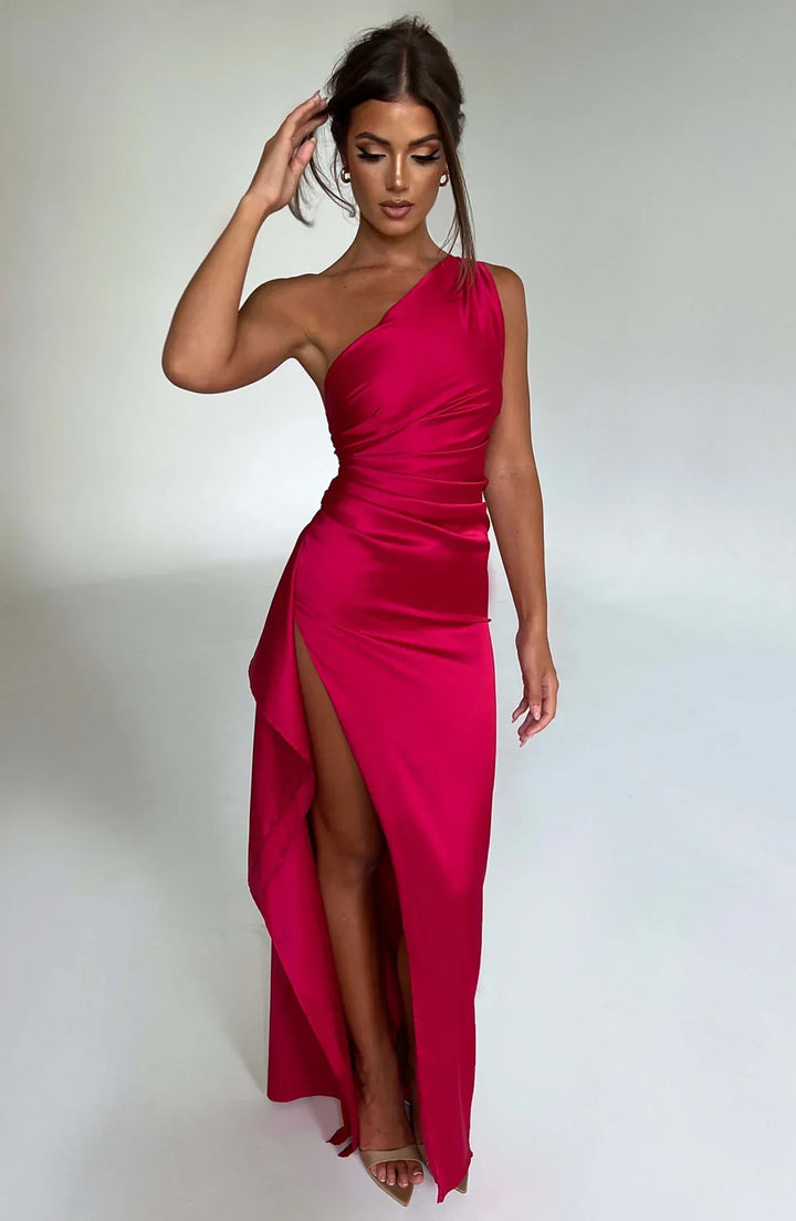 Stilla | One Shoulder Plisseret Split Satin Kjole
