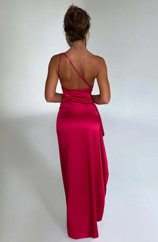 Stilla | One Shoulder Plisseret Split Satin Kjole