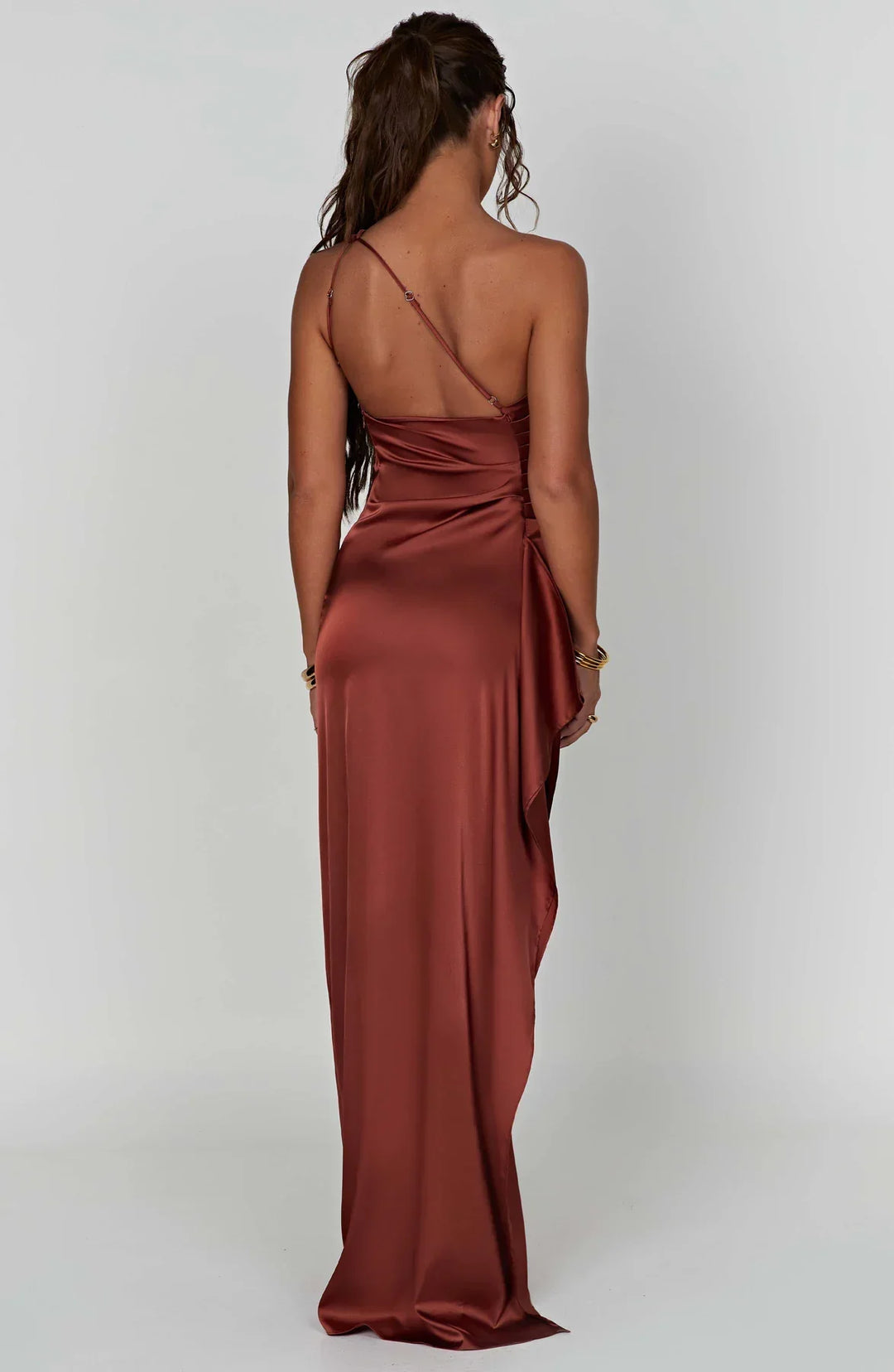Stilla | One Shoulder Plisseret Split Satin Kjole