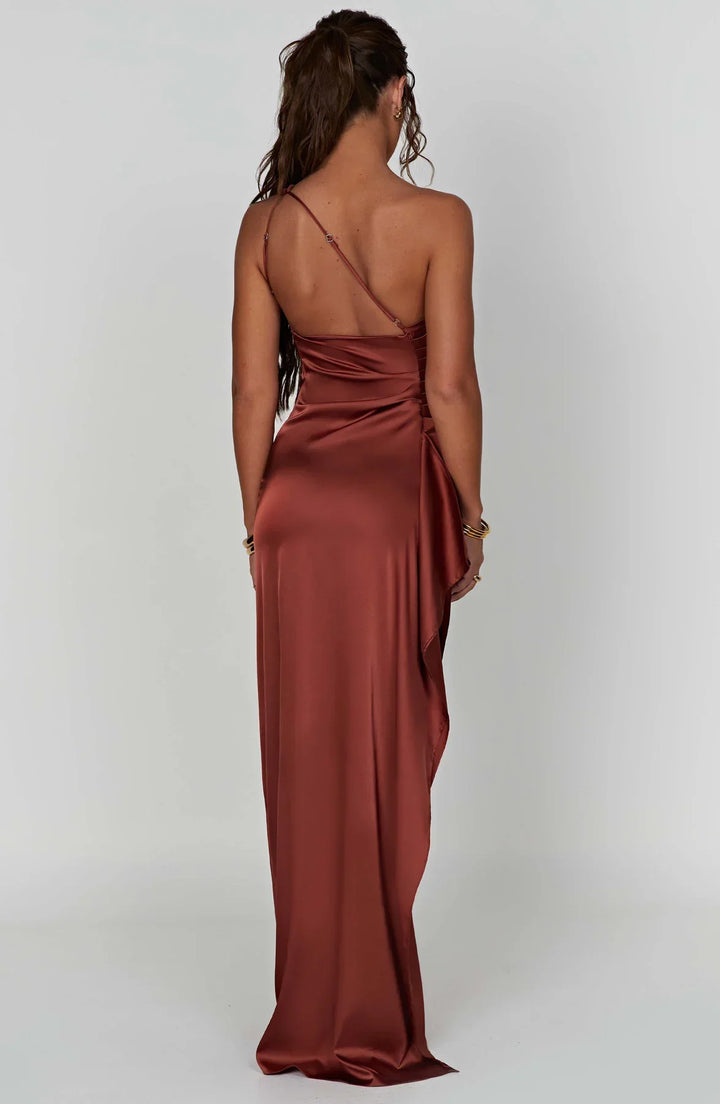 Stilla | One Shoulder Plisseret Split Satin Kjole