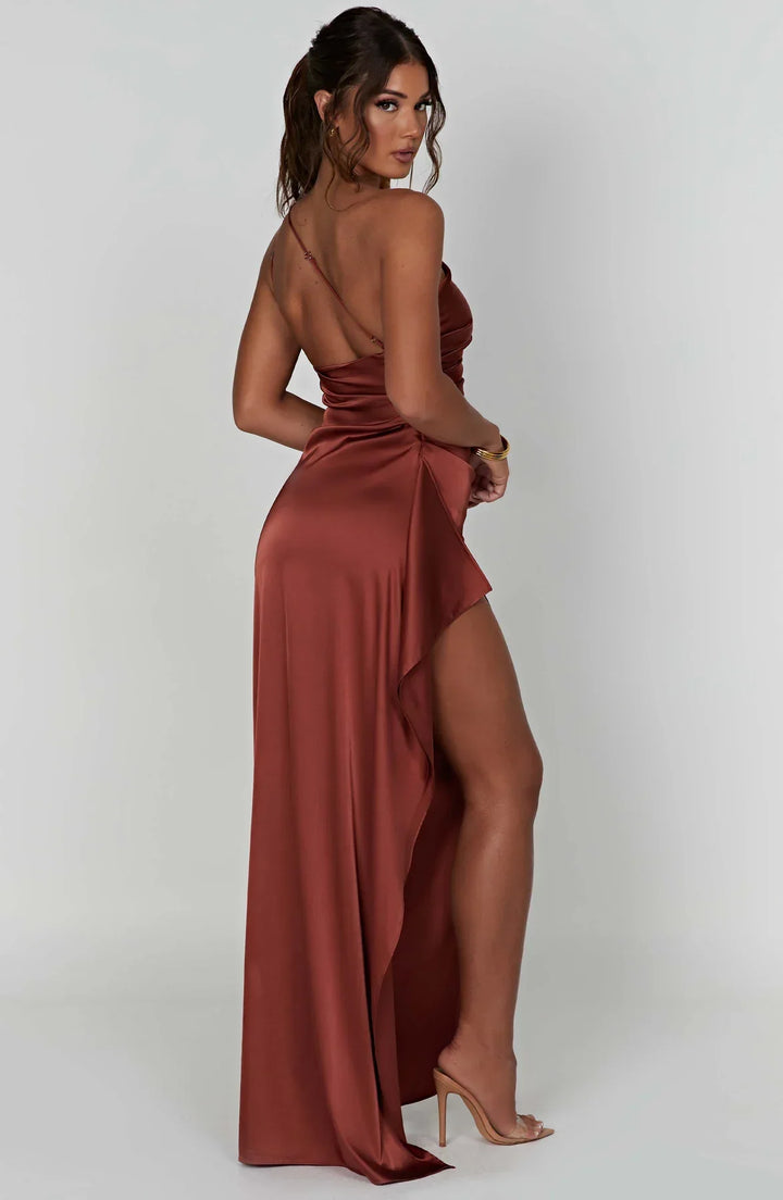 Stilla | One Shoulder Plisseret Split Satin Kjole
