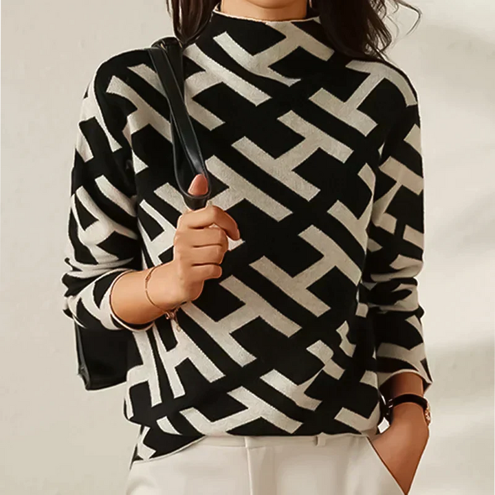 Stilla | Klassisk sweater med monogram rullekrave