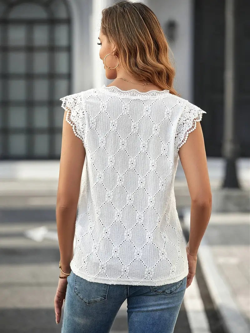 Stilla | Blomstret Bluse med V-Hals og Blondebroderi