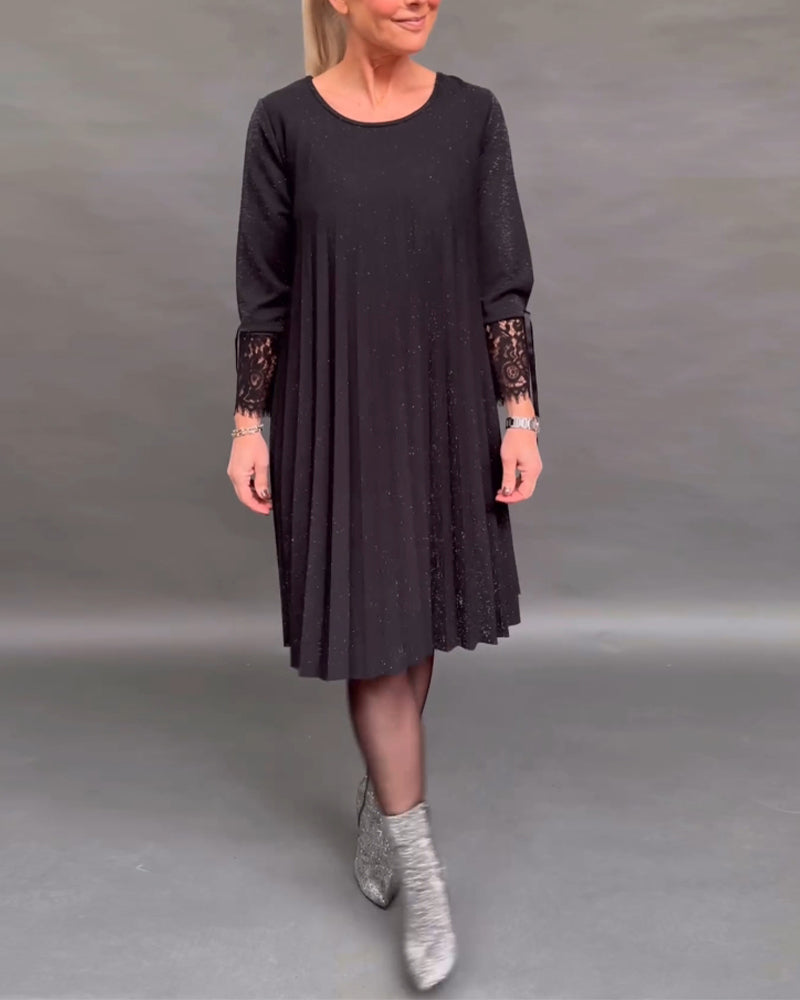 Stilla | Ensfarvet Plisseret Patchwork Blondekjole
