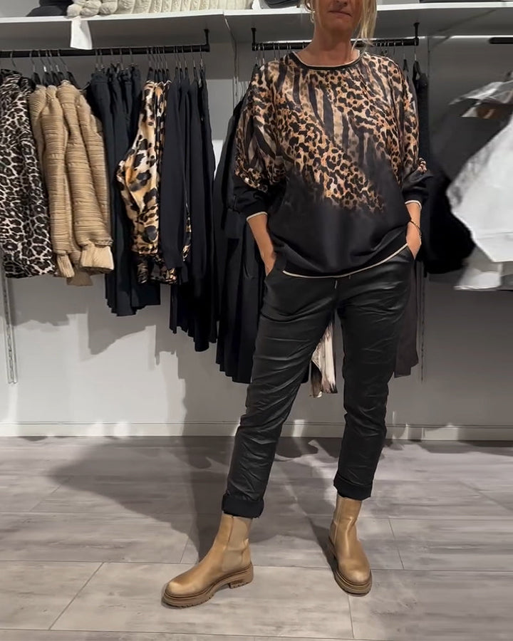 Stilla | Bluse med rund halsudskæring og leopardmønster