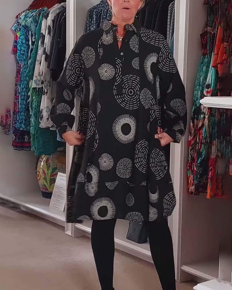 Stilla | Kjole med revers og geometrisk print