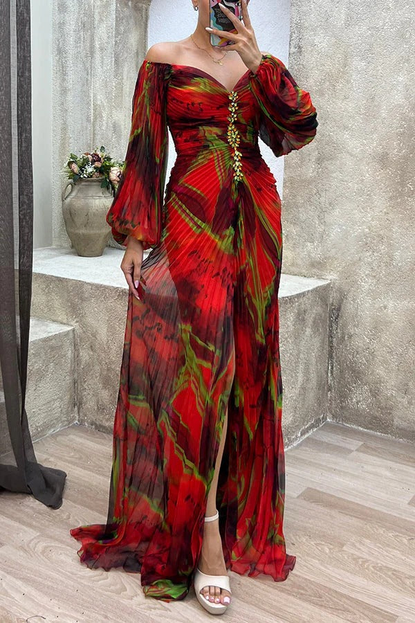 Skovae | Sunset Serenade Trykt Off-Shoulder Maxikjole med Diamantdetaljer og Plisserede Skørter med Slids